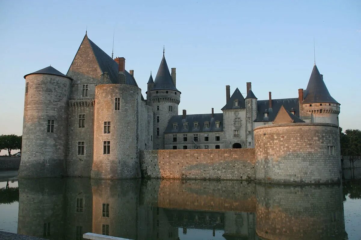Когда был построен замок. Замок Сюлли Франция. Замок Сюлли-сюр-Луар Франция. Замок мен сюр Луар Франция. Замок феодала Франция.