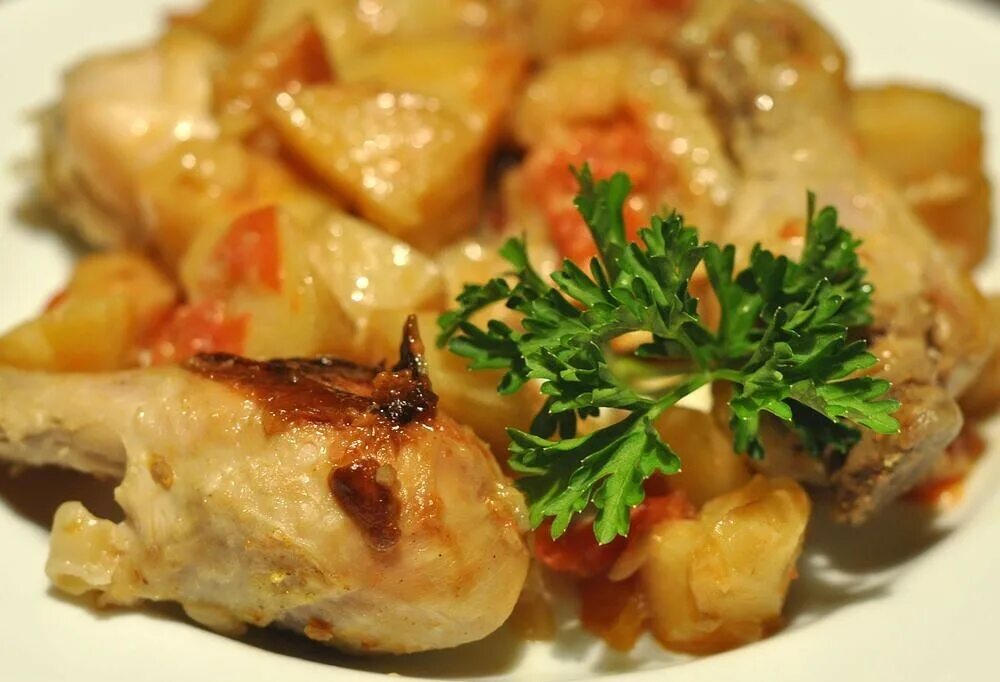 Картошка с филе курицы в мультиварке. Картофель с курицей в мультиварке. курица с картошкой в мультиварке. тушёная картошка с курицей в мультиварке. картошка с шампиньонами и филе курицы в мультиварке.