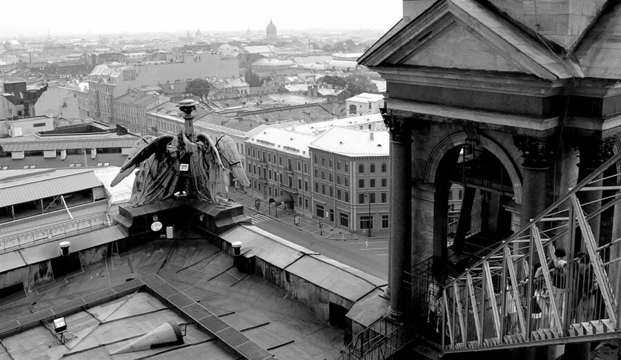 Депрессия спб. Крыша черно белая. Питер чб. Старые крыши Питера. Черно белый Петербург.