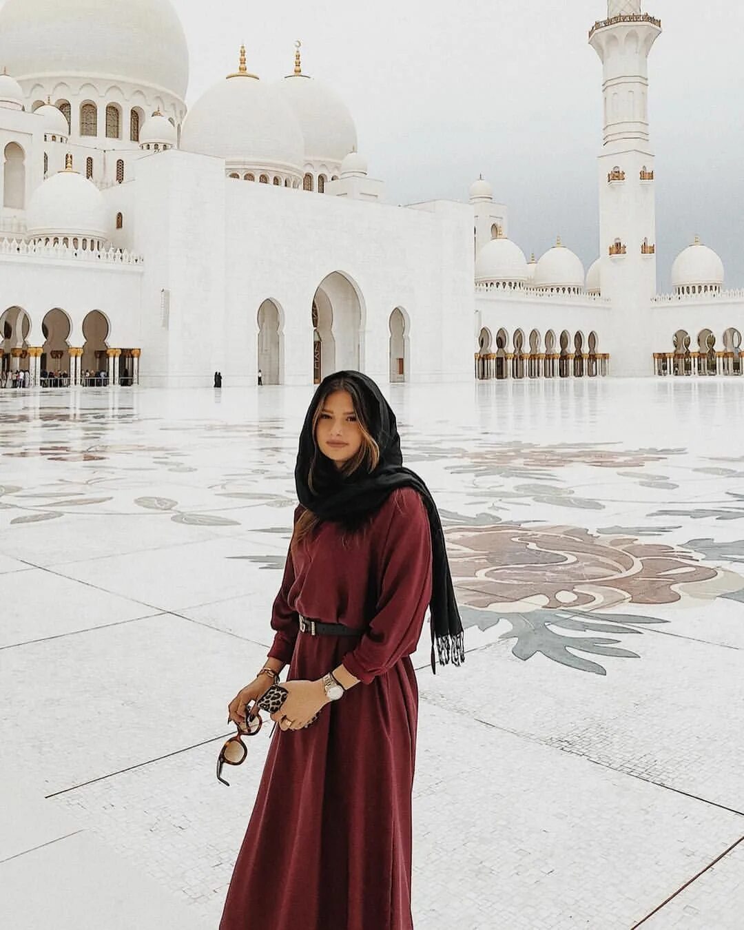 В какой одежде дубай. Медина Абу Даби. Абу Даби женщины. Мечеть в Абу Даби одежда. Стиль мода в Абу Даби.