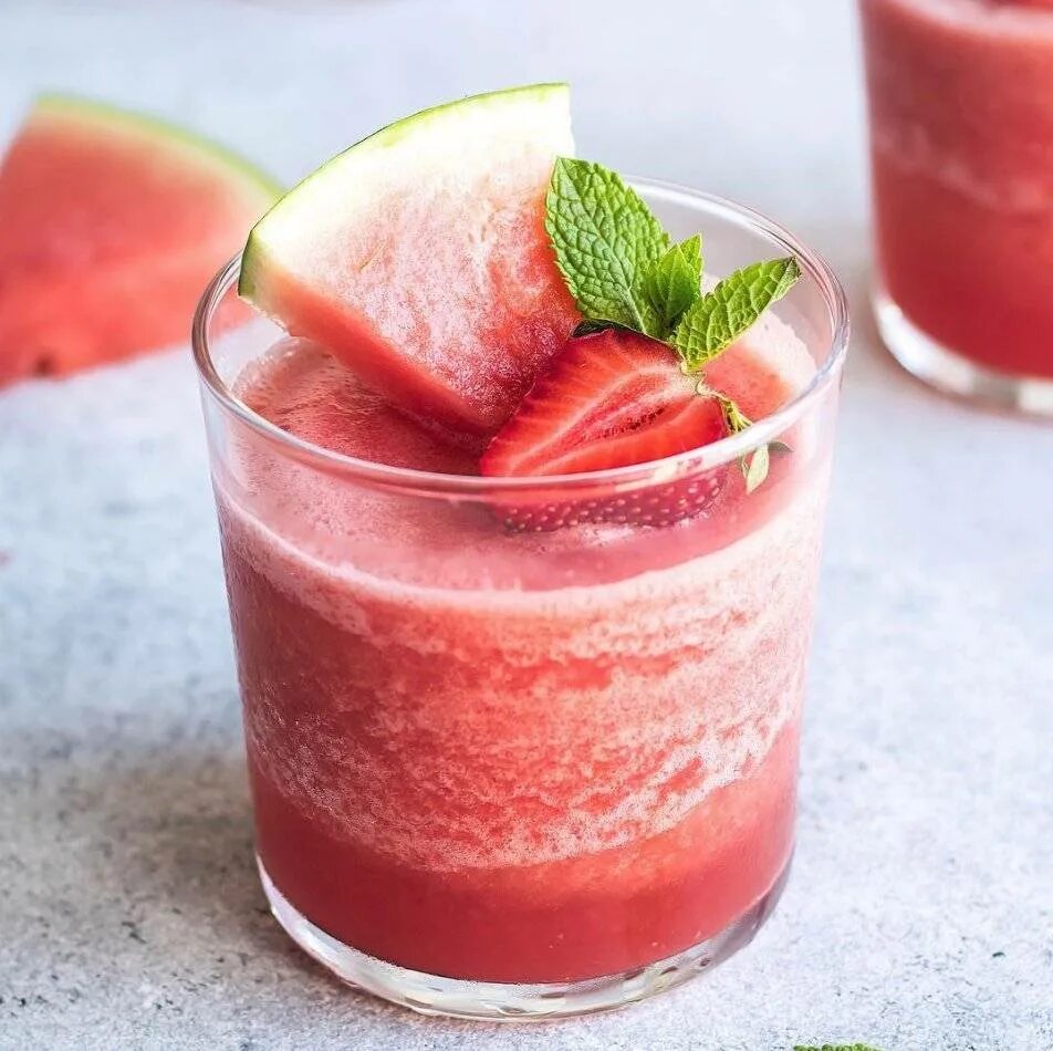 Арбузный коктейль алкогольный. Mocktail. Фреш из арбуза. Арбузный смузи. Арбузная сангрия.