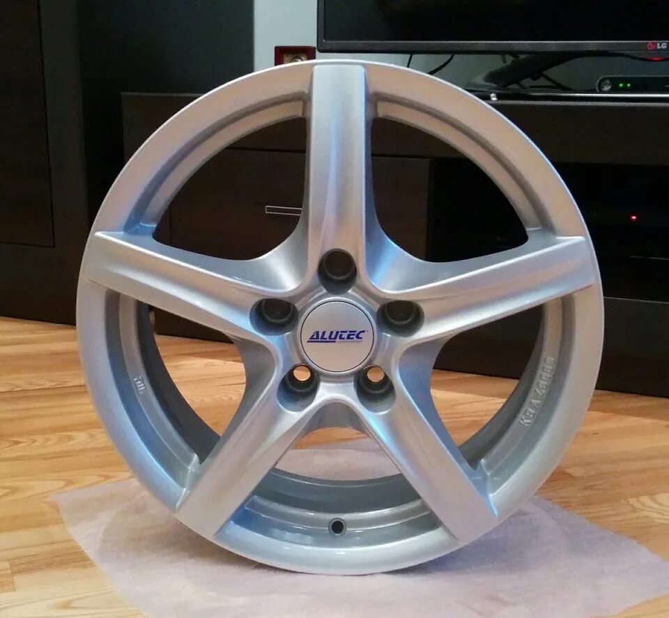 Диски литые r16 5х118. Диски Alutec r15. Диски Alutec Grip Polar Silver. Диски Alutec r17 5x112. Alutec Grip r17.