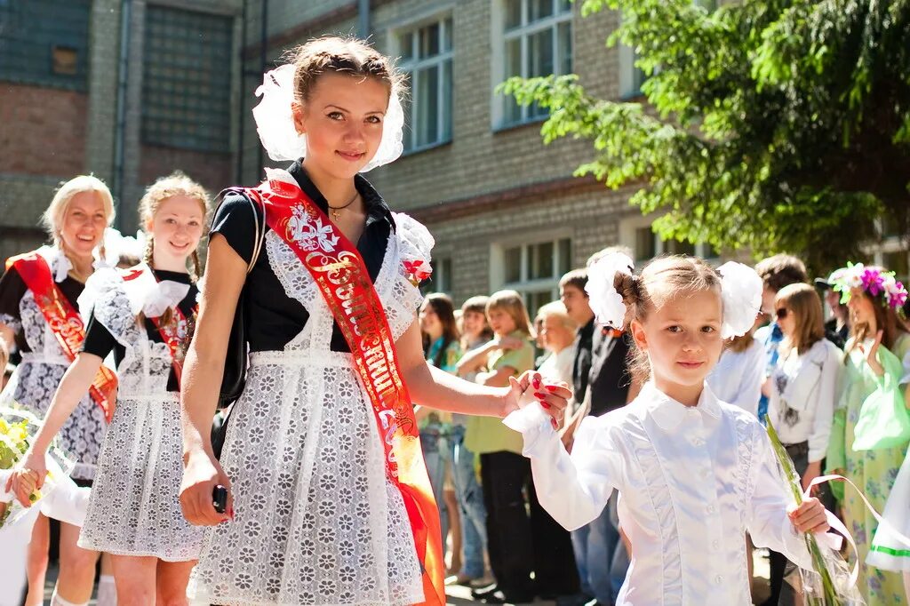 Выпускной песня девочка. Причёски в школу на последний звонок. Причёскина последний звонок. Прическт ра последнийзвонок. Причёска га последний звонок.