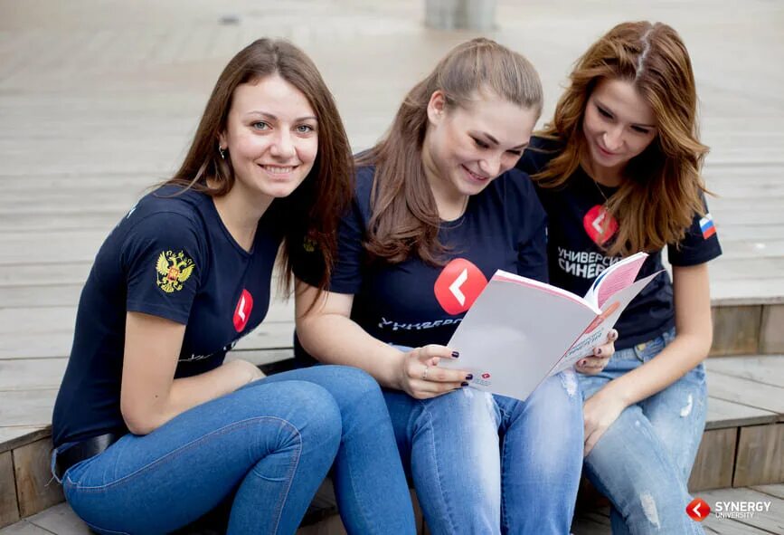 Стоит ли идти после 9. Старшеклассники за партой. Учеба в колледже. Колледж 10 класс. Стоит ли идти после 9.