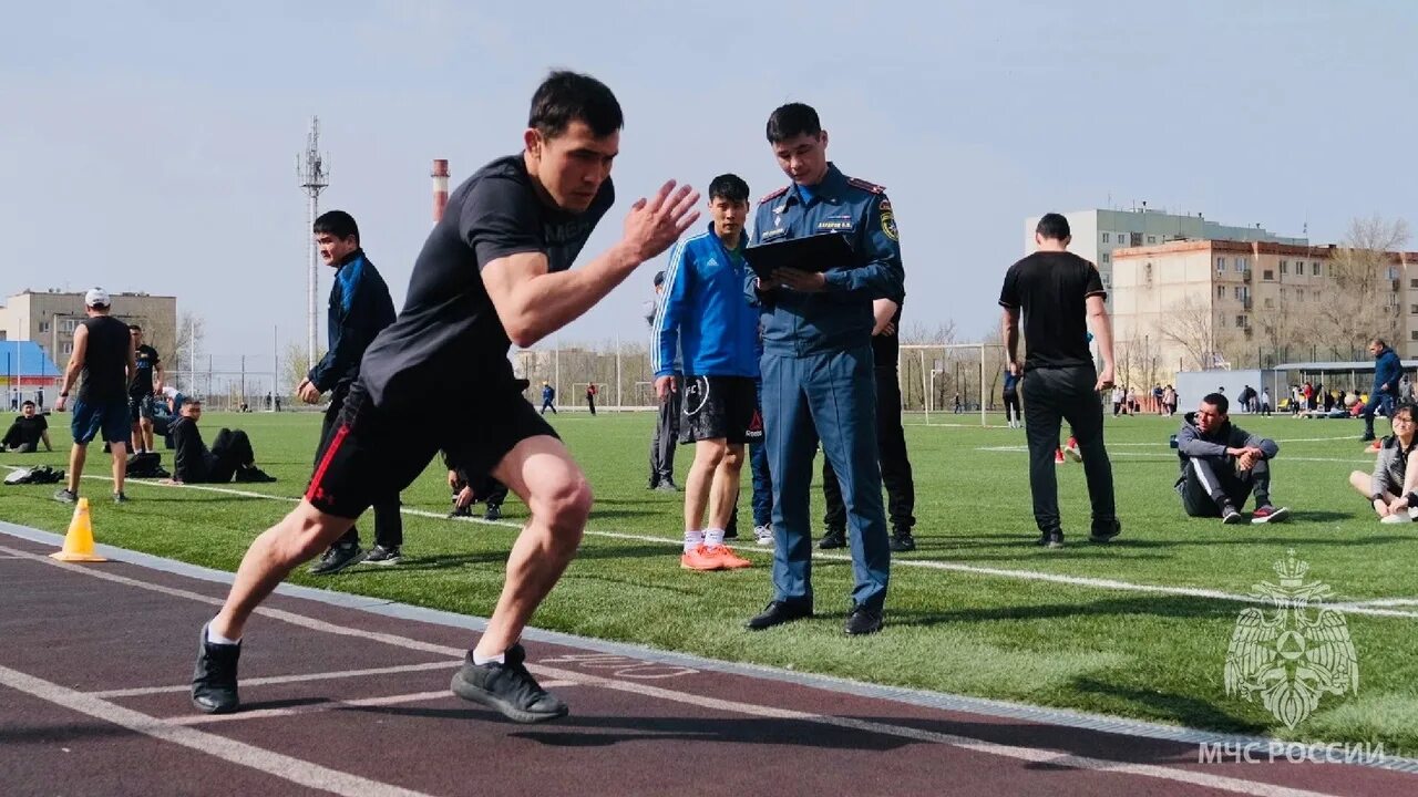 Управление бегуном. Бег соревнования. Физическая подготовка. Бег по стадиону. Лучшие бегуны России.