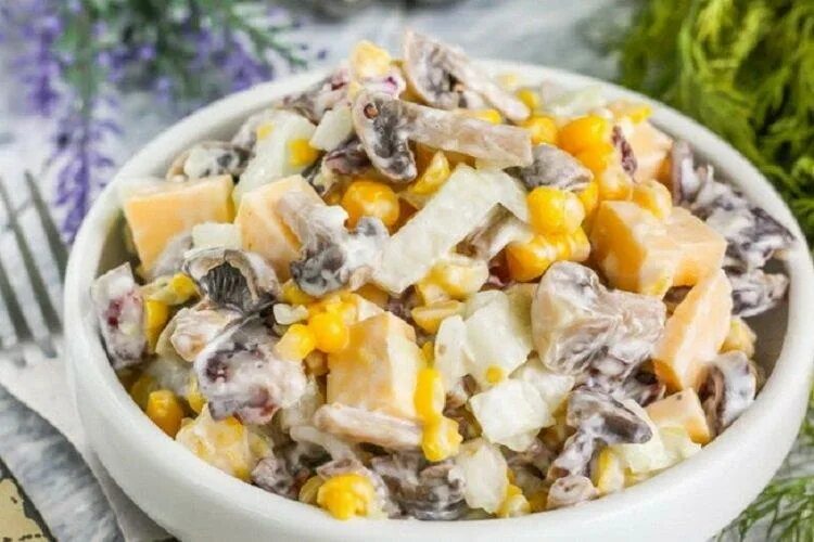 Салат из копченой курицы и грибов