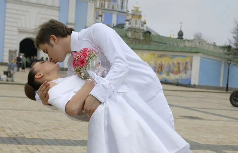 Быть женой артема. Свадьба 12 апреля. 14 Апреля свадьба фото. Свадебные фотографии Гагарина.