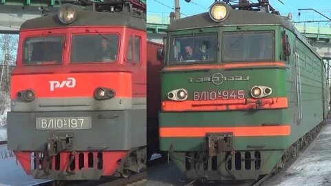 Электровоз с грузовым поездом приветливый машинист