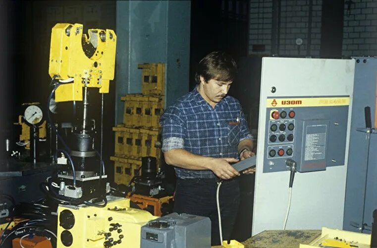 Завод красный пролетарий стерлитамак. Завод красный пролетарий лого. Водитель на заводе. Логотип красный пролетарий стерлитамак. Красный пролетарий вакансии.