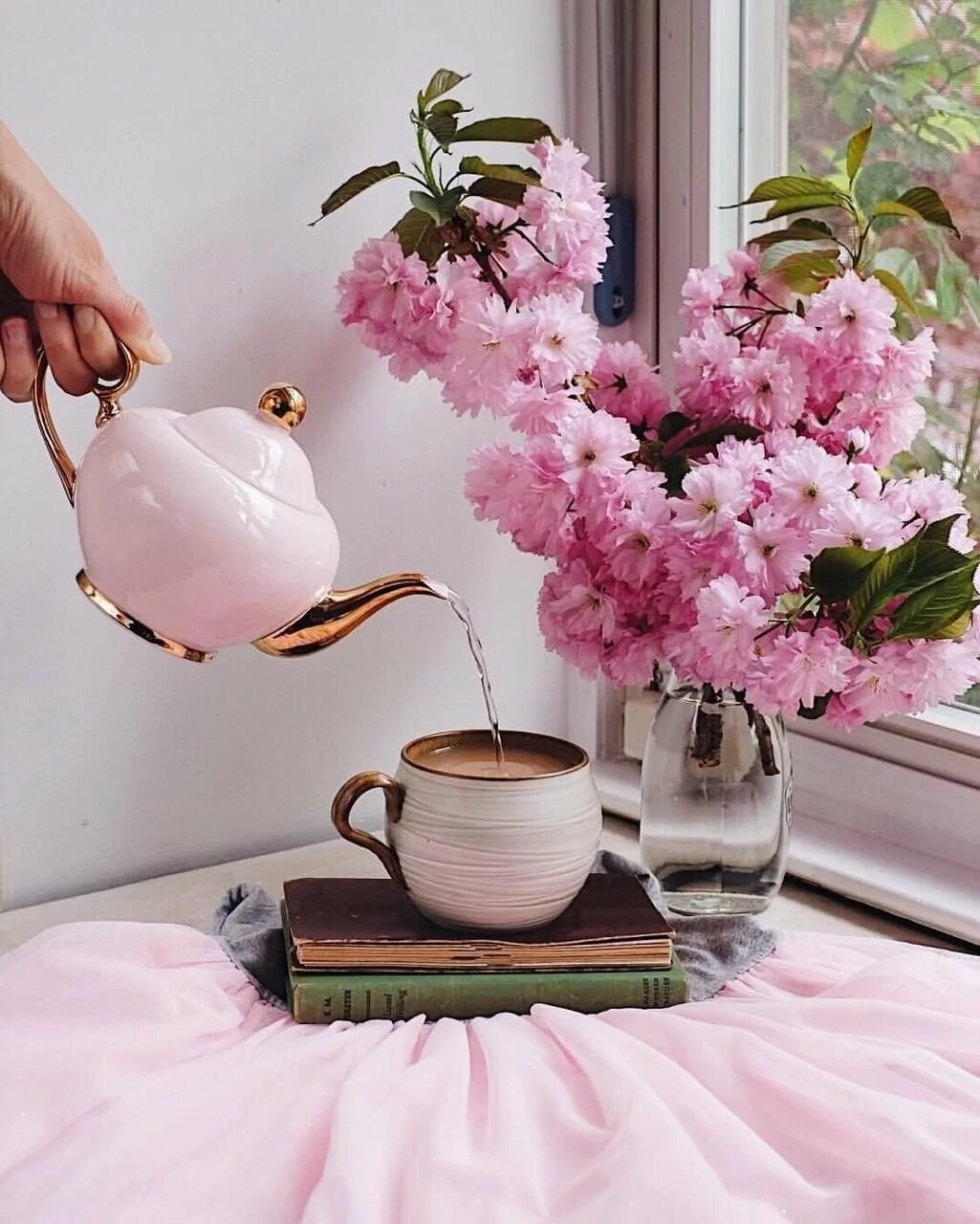 Картинка утро доброе розовое. Кофе и цветы. Утренние цветы. Доброе утро розовое. Доброе утро в розовых тонах.