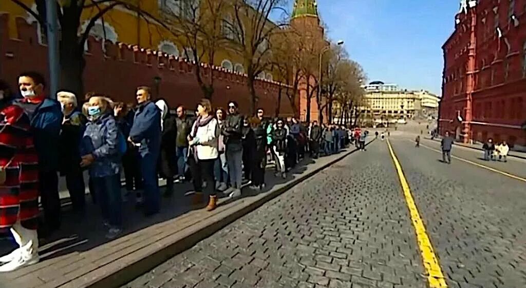 Ленин в мавзолее 2025. Очередь в мавзолей ленина 2025. москва мавзолей ленина очередь. москва красная площадь очередь к мавзолею в.и.ленина. очередь в мавзолей ленина 2025.
