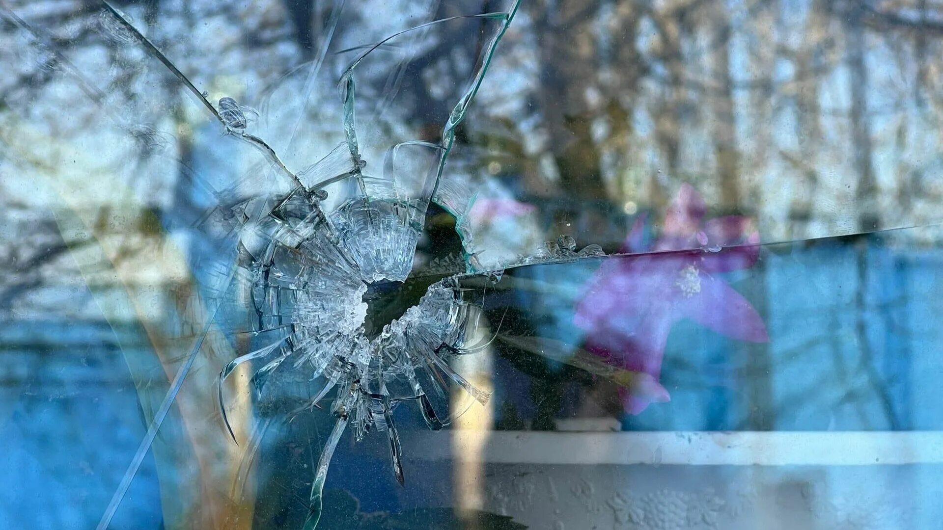 Нападение на белгородскую область со стороны. Разбитое окно. Поселок Журавлевка обстрел. Середа Белгородская область обстрел. Обстрел стекло.