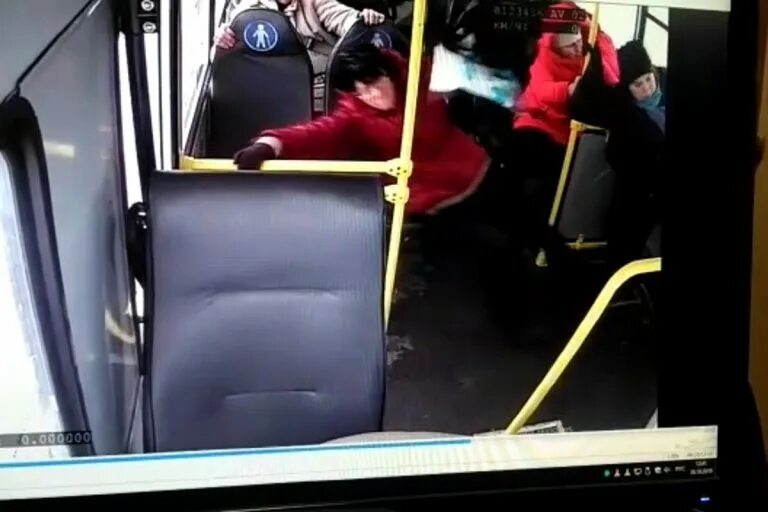 Водитель автобуса который упал. Водитель автобуса который упал. 410 автобус. Водитель автобуса который упал. Сцена с перевернутым автобусом территория.