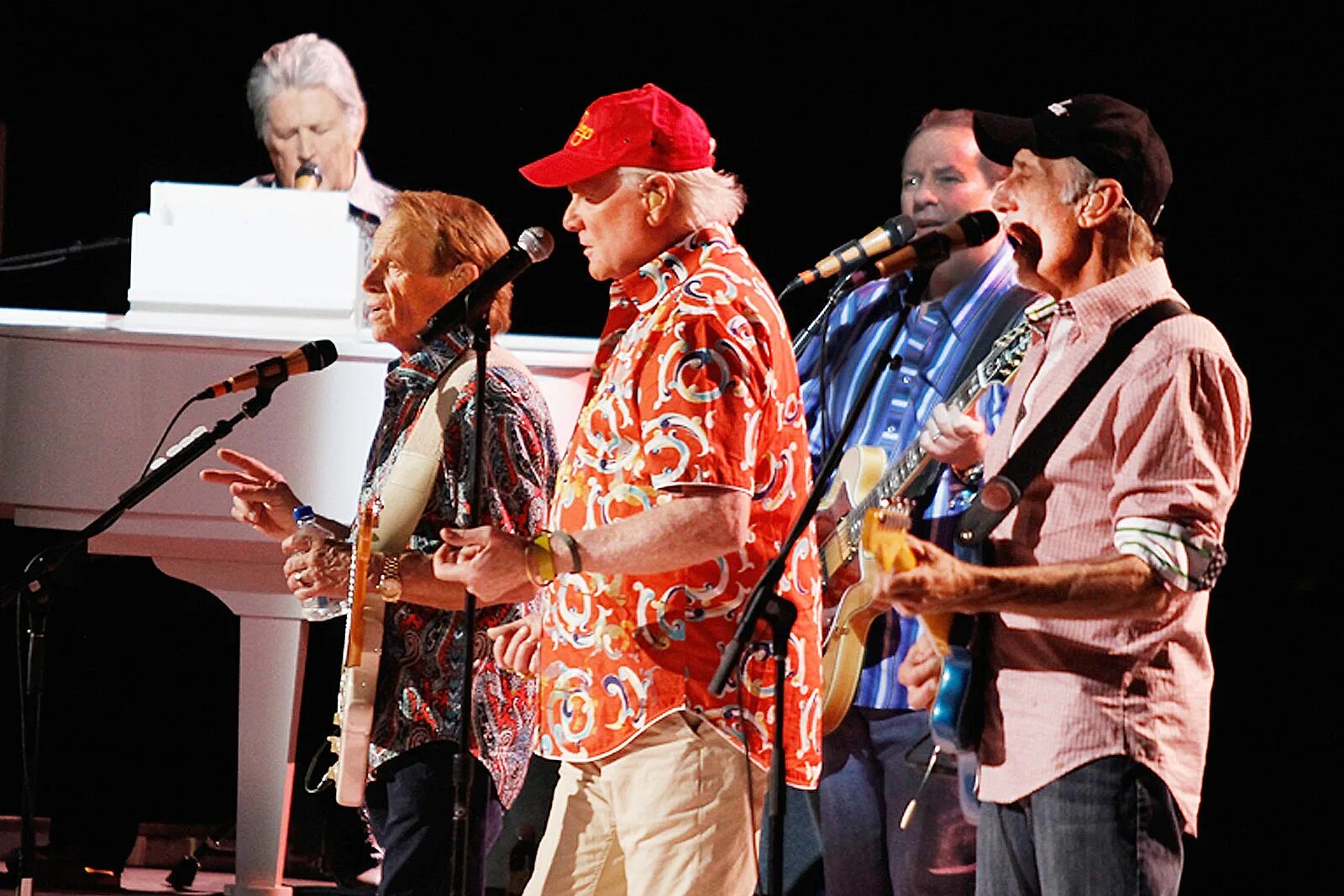 Beach boys good. Beach boys сейчас. Beach boys Concert the Beach boys. Beach boys on Stage. Лучший хит Бич Бойз.