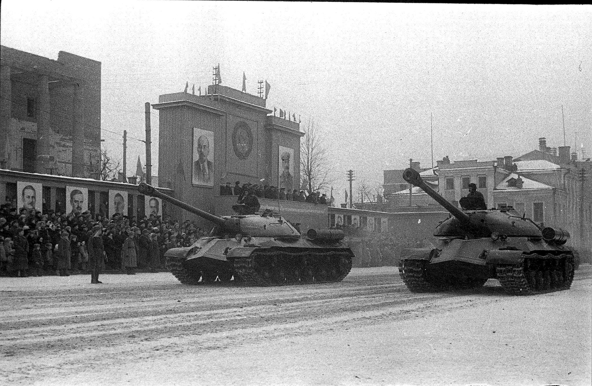 ИС-3 на параде в Берлине. Танк ИС 1945. ИС-2 Берлин 432. ИС 3 на параде в Берлине 1945.