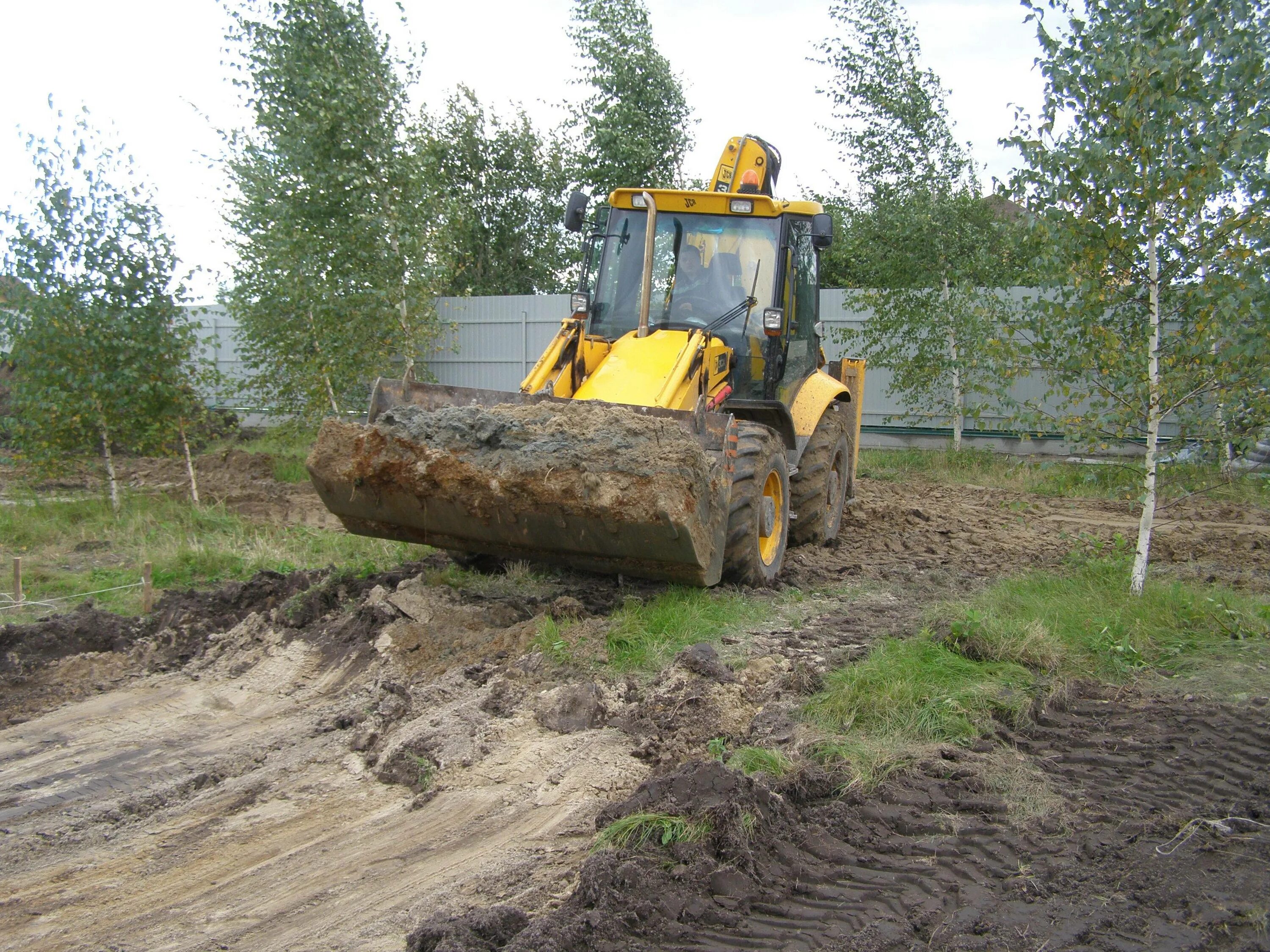 Планировка участка экскаватором погрузчиком JCB. Трактор JCB планировка участка. Трактор для разравнивания участка. Выравнивание участка трактором. Экскаватор на участок