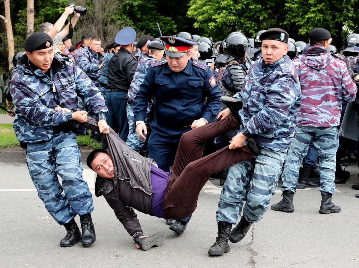 Митинги в Казахстане. ОМОН Казахстана. Разгон митинга в Казахстане. Казахстан протесты задержания.