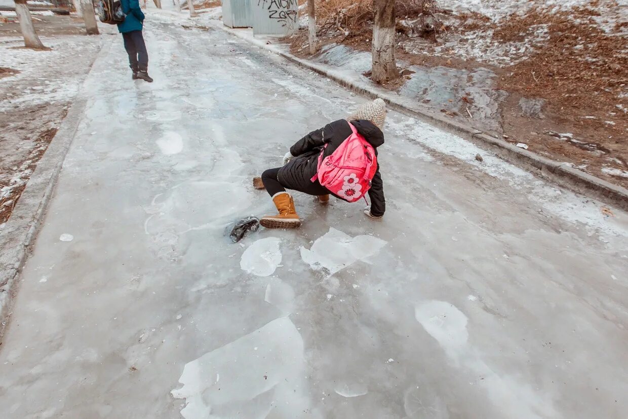 Наледь на дороге. Наледь на тротуаре. Ледяная корка. Гололёд машина во льду.