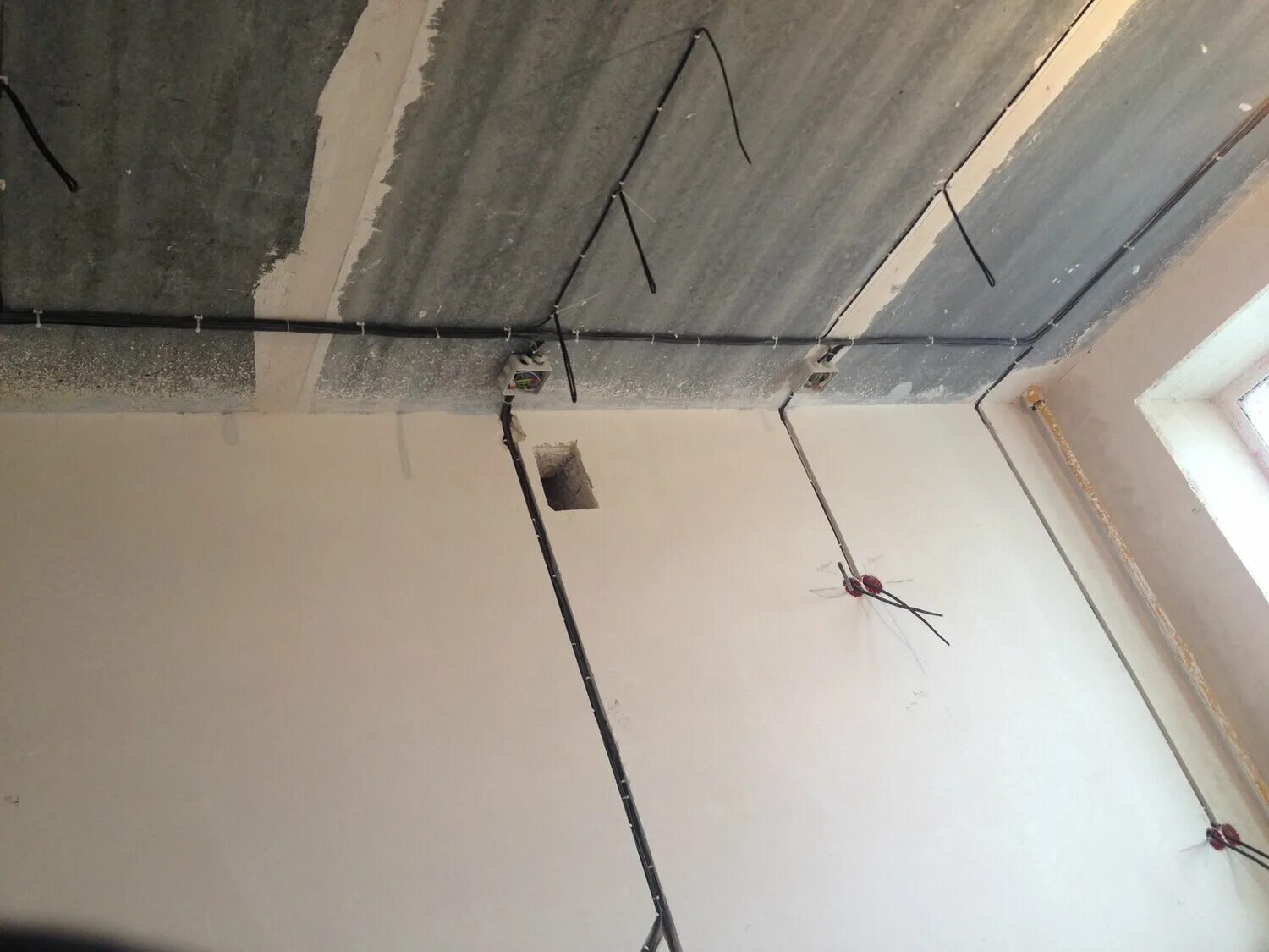 Электропроводка по потолку. Проводка по потолку в квартире. Проводка на потолке без штробления. Электропроводка потолка без. Электрика по потолку.