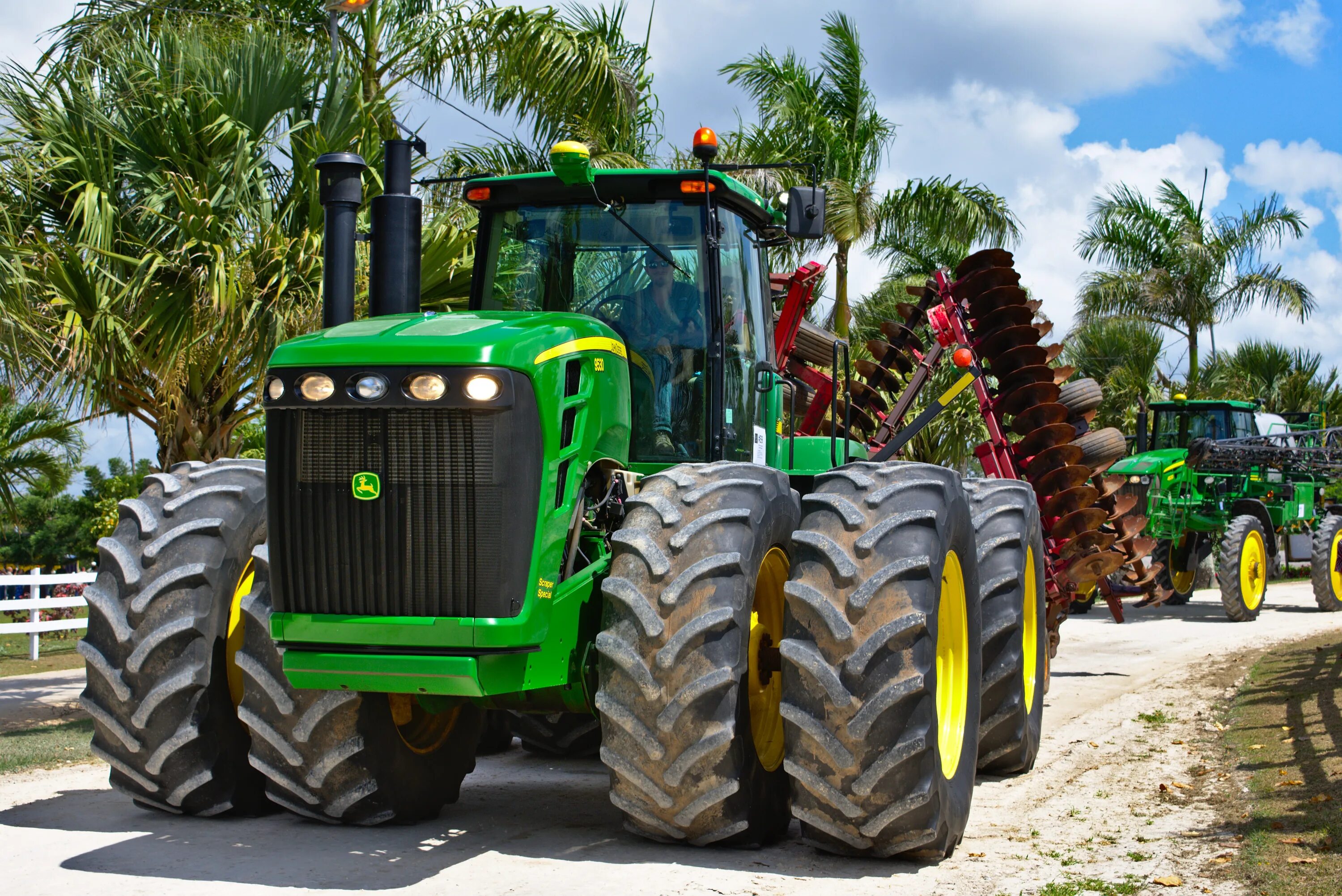 S tractor. Джонгировский трактор. Трактор Мазелов. Джон Дир 9430. Трактор Джон Дир с дискатором.