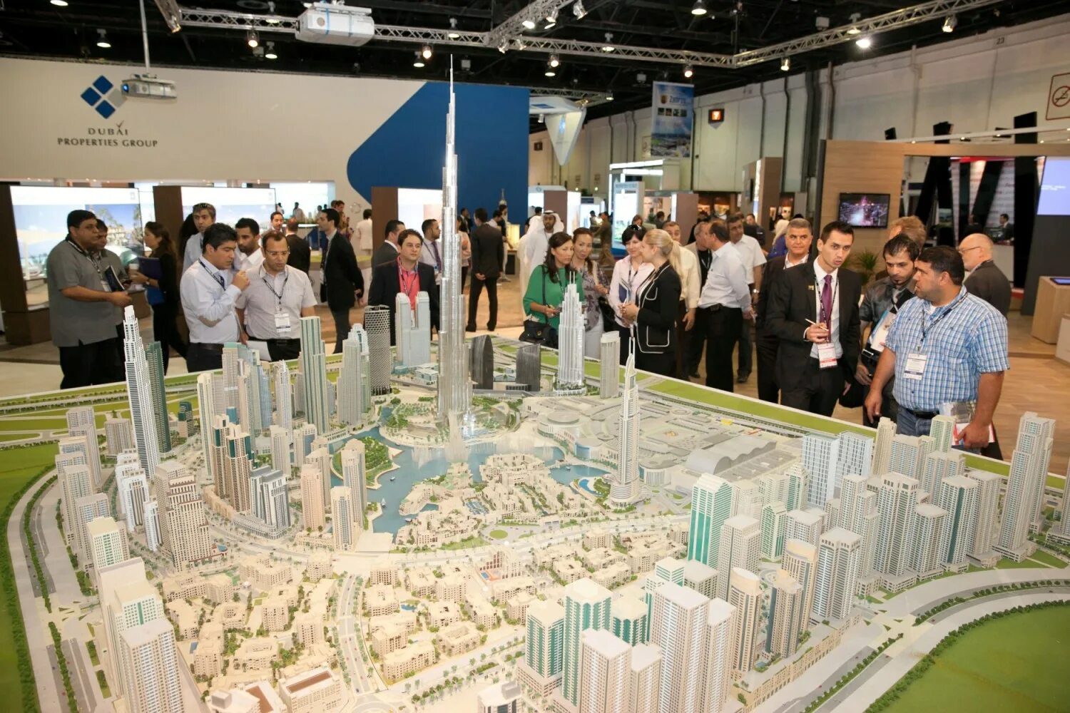 Property show. Дубай строительная выставка 2022. Международная выставка в Дубае. Выставка недвижимости Дубая. Макет Дубая.