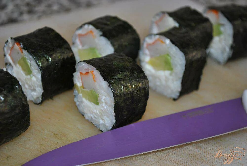 Суши с крабовыми палочками. Роллы с крабовыми палочками. Роллы с крабовыми палочками. Суши в нори с крабовой палочкой. Роллы красивые с палочками.