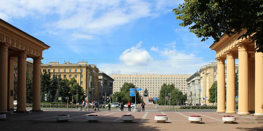 Площадь Чернышевского Санкт-Петербург. Площадь Чернышевского гостиница Россия. Чернышевский сквер Санкт-Петербург. Памятник Чернышевскому СПБ. Фото на чернышевском