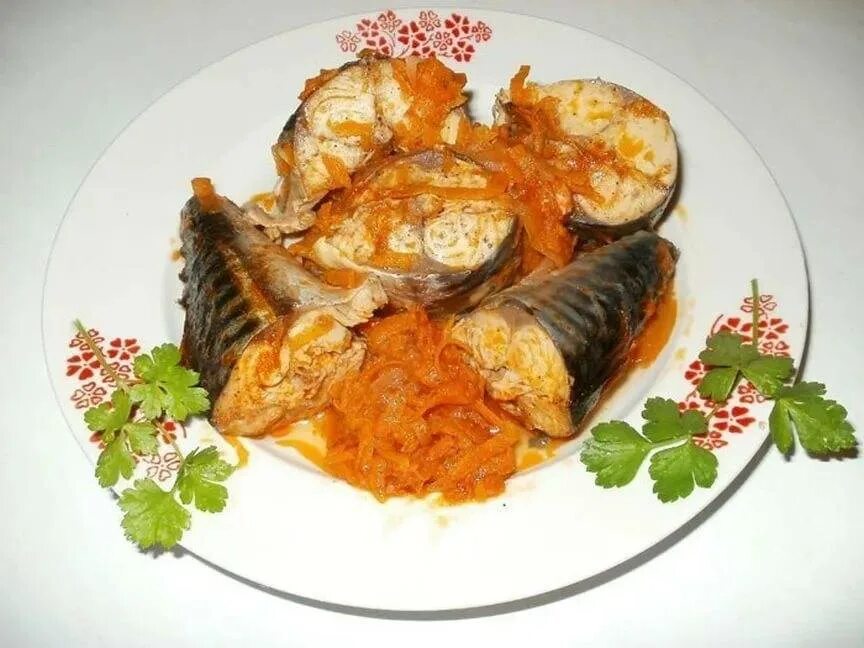 Скумбрия жареная с луком. Скумбрия в духовке с морковью и луком. Скумбрия тушеная с морковью и луком. Скумбрия с морковью и луком. Рыба скумбрия тушеная с морковкой.