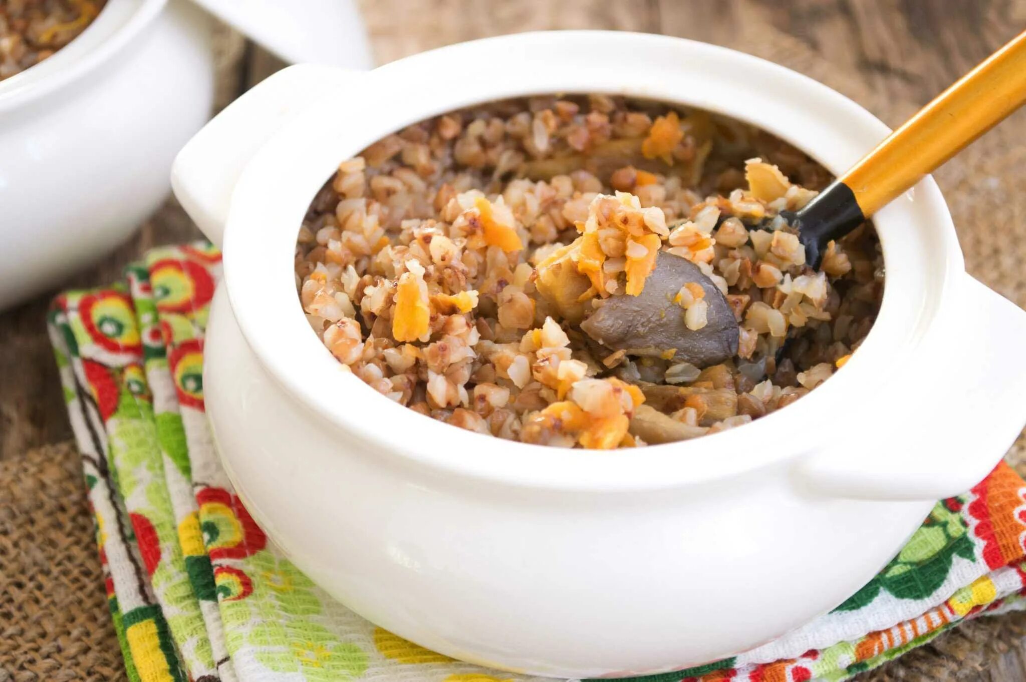 гречка томленая в горшочке в духовке. горшочек гречневой каши. гречневая каша с мясом в горшочке. гречка в горшочке в духовке с мясом. гречка по-купечески в горшочках.