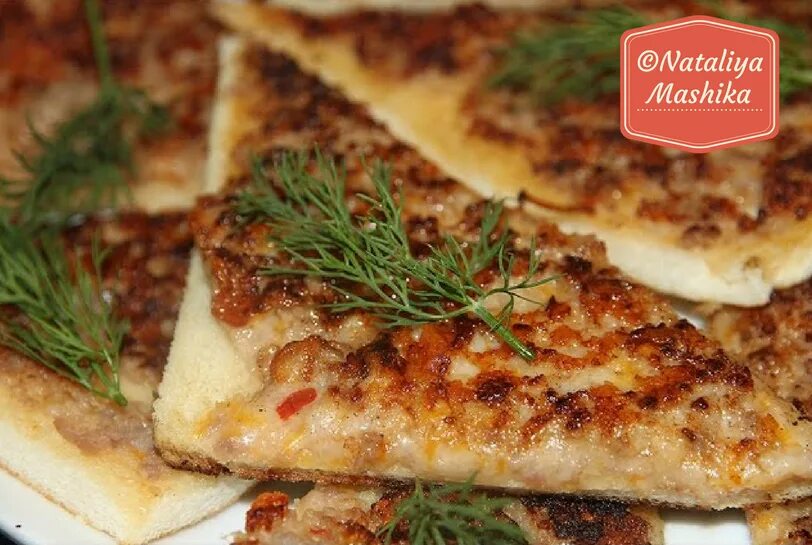 Бутерброд с фаршем и сыром. Бутерброды с фаршем. бутерброды с фаршем на сковороде. бутерброды с фаршем в духовке. бутерброд с фаршем на сковороде горячий.