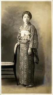 32 Vintage Portraits of Beautiful Japanese Women Dressing in Kimonos.