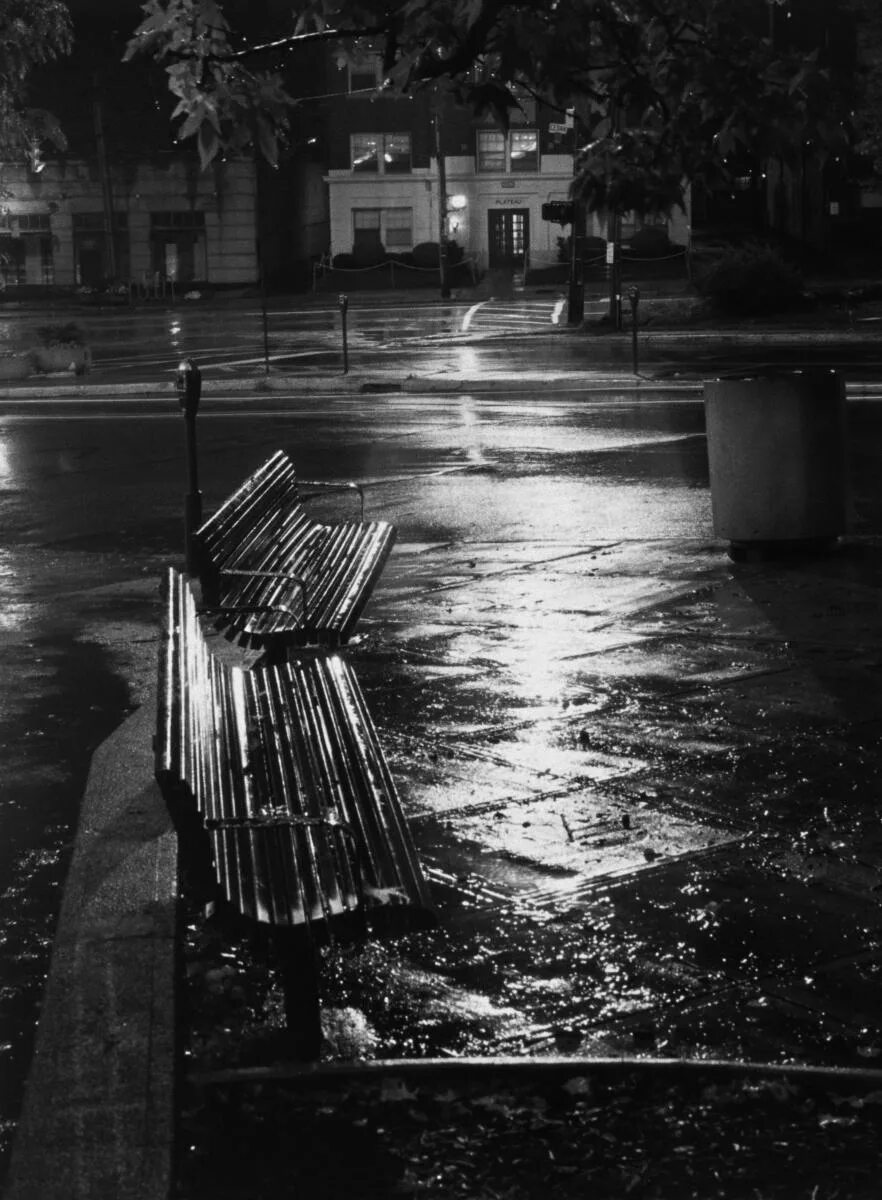 Черное белое фото грустное. Серый дождь. Осень дождь. Дождь серость. Чб дождь город.