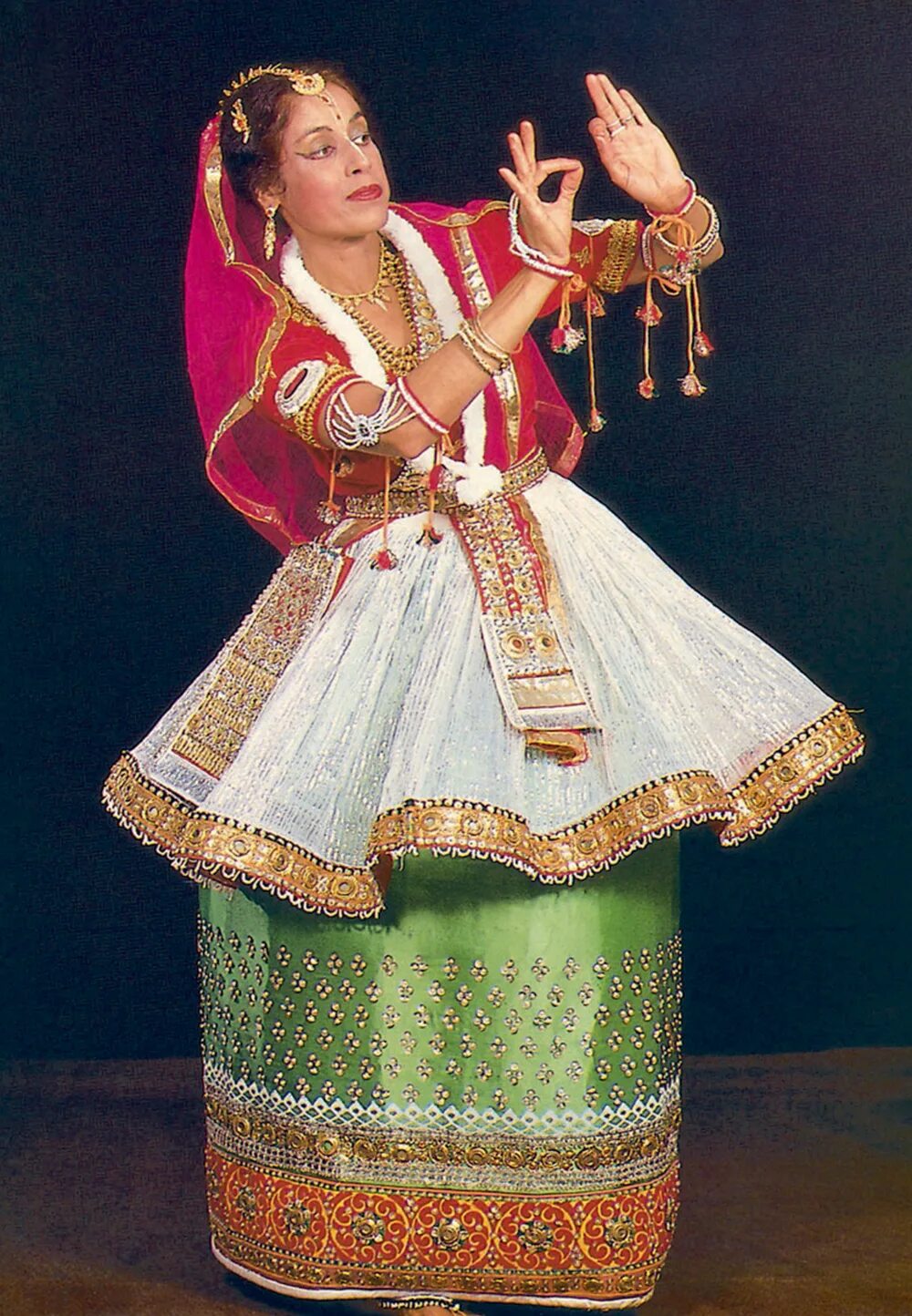 Манипури индийский танец. Танцы Индия Манипури. Манипури танец индийский классический. Мейтхеи (Манипури).