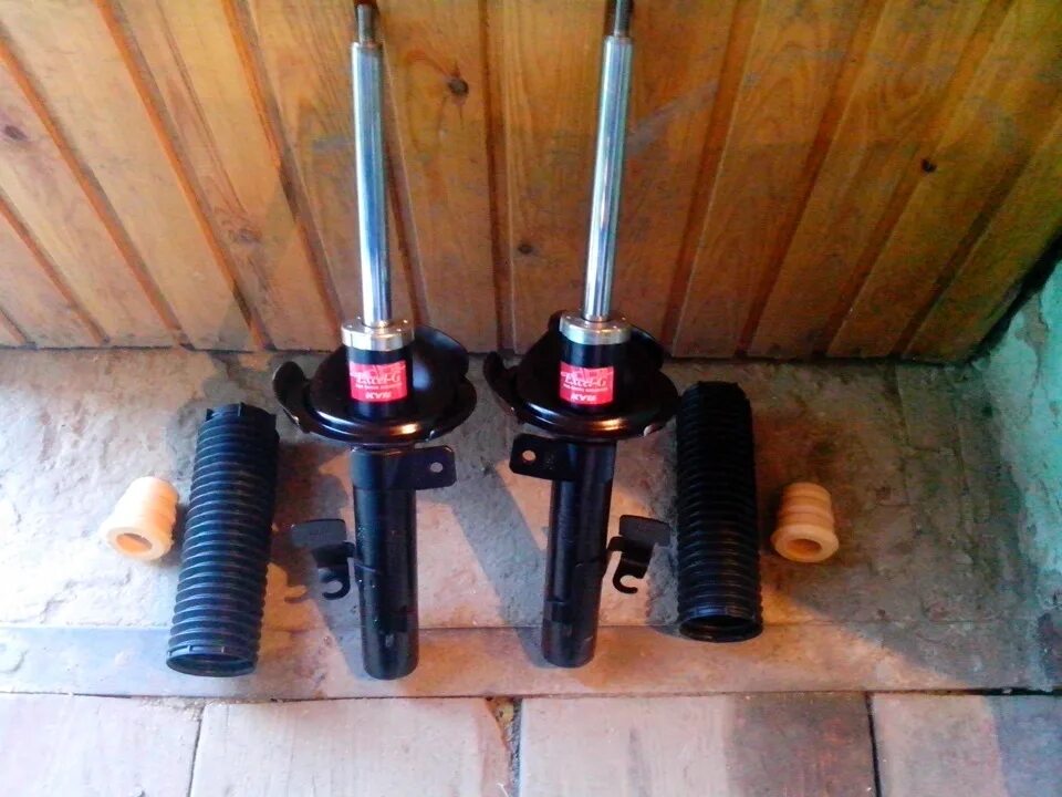 Отличия передних стоек калина 2 и гранта. Стойки амортизаторов форд фокус. Разница между левым и правым амортизатором. Диаметр стойки амортизатора форд фокус 2. Стойка амортизатора задняя шевроле лачетти универсал комплект.