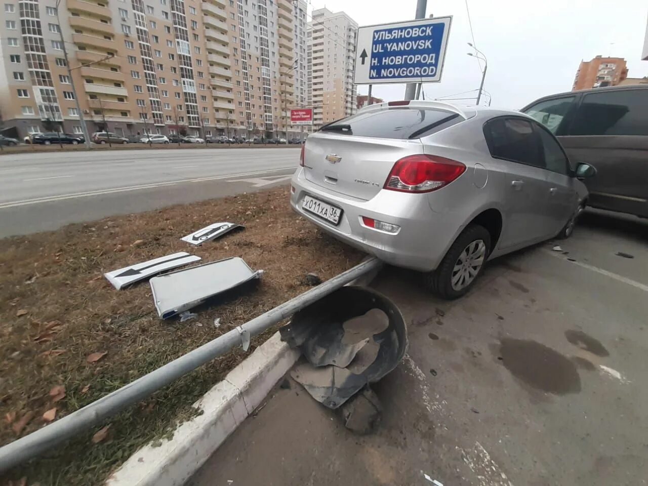 На момент приезда. Шевроле Круз снес столб. Авария в Казани Шевроле Авео. 20.09.2021 ДТП Chevrolet Cruze Чистопольский район. В припаркованный минивэн хёндай врезался в Салавате.