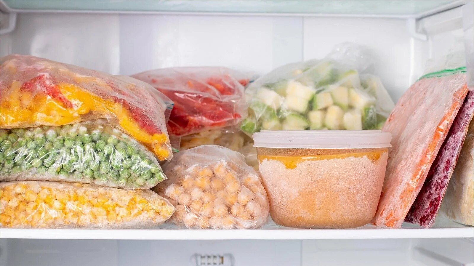 Можно ли заморозить суп в морозилке. Замороженные продукты. Продукты в морозилке. Замораживание продуктов. Замороженные овощи в морозилке.