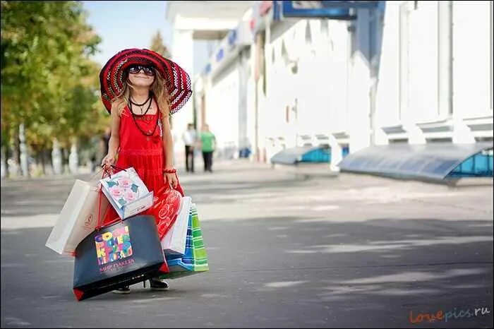 Shopping is fun. Шоппинг смешные. Шоппинг картинки смешные. Смешная девушка с покупками. Девушка весёлая после магазина с пакетами.