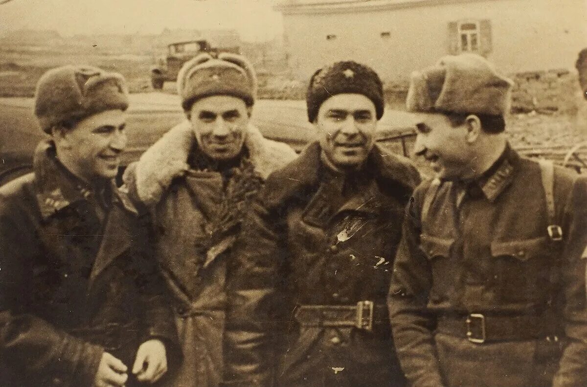 Брежнев на параде Победы 1945. Брежнев на войне