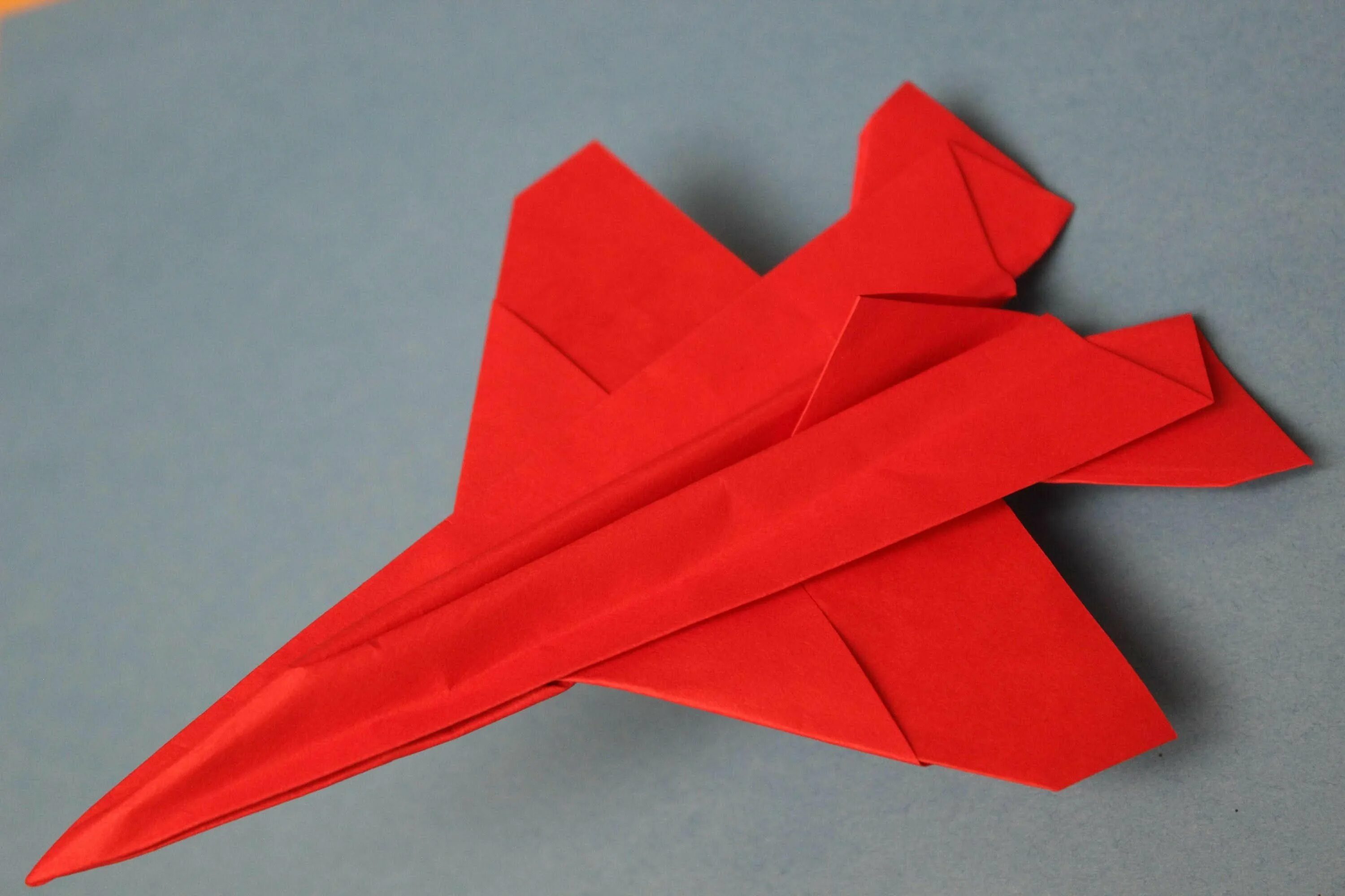 Бумажный истребитель. Оригами самолет. Истребитель из бумаги. Оригами самолет истребитель. Самолет истребитель из бумаги.