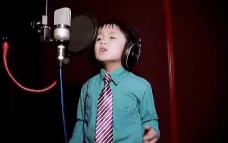 Мальчик поет про. Казахстанский мальчик поёт. Казахский мальчик поет песню. Маленький мальчик поет песню. Дети поют казахские песни.