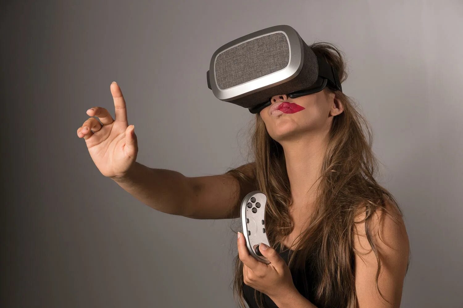 Очки для смартфона как работают. Vr очки. очкивир туальнайряльности. очками виртуальной реальности. девушка в очках виртуальной реальности.