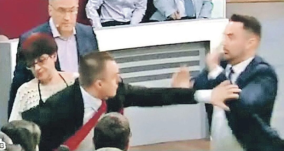 Екатерина андреева дерется. Ток шоу место встречи, с андреем норкиным на нтв нтв. Андрей норкин драка. Екатерина андреева дерется. Драка андреевой в гримерке.