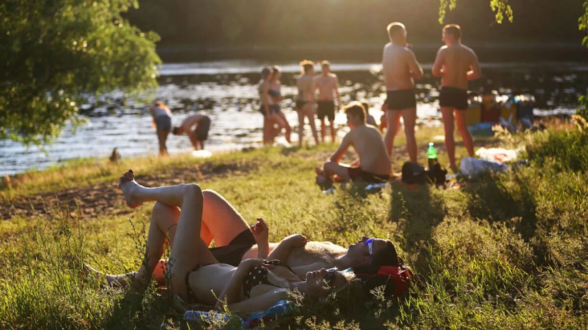 Жарким днем на пляже. Девушки жарким летом. Термометр на пляже. Жарким днем на пляже. Жарко на пляже.