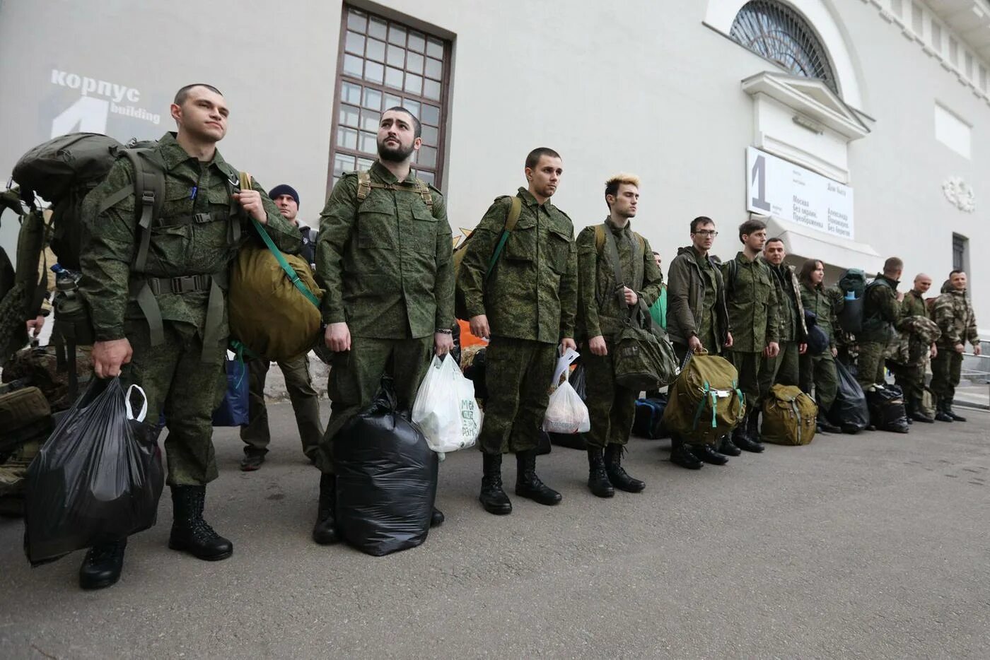 Сколько добровольцев сегодня. Военный призыв. Мобилизационные пункты в Москве. Российские призывники. Армия мобилизация.