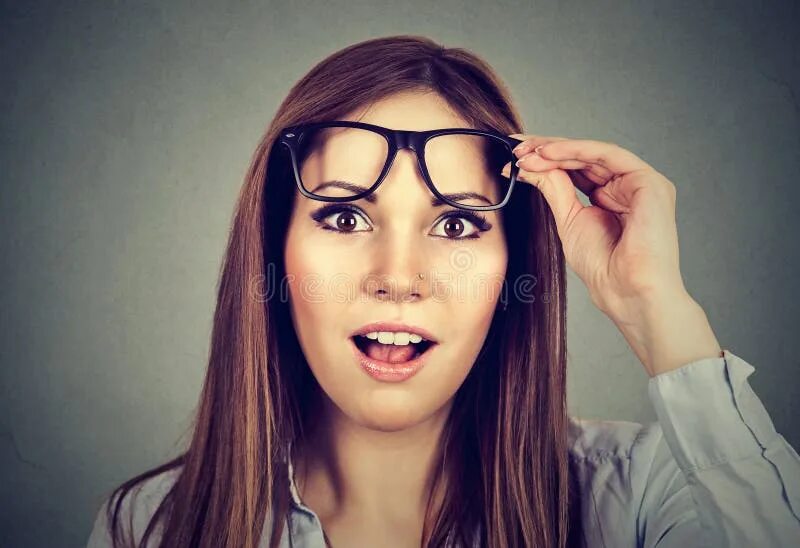 Does need glasses. Девушка одевает очки. Очки для зрения женские модные. She not glasses. She not glasses.