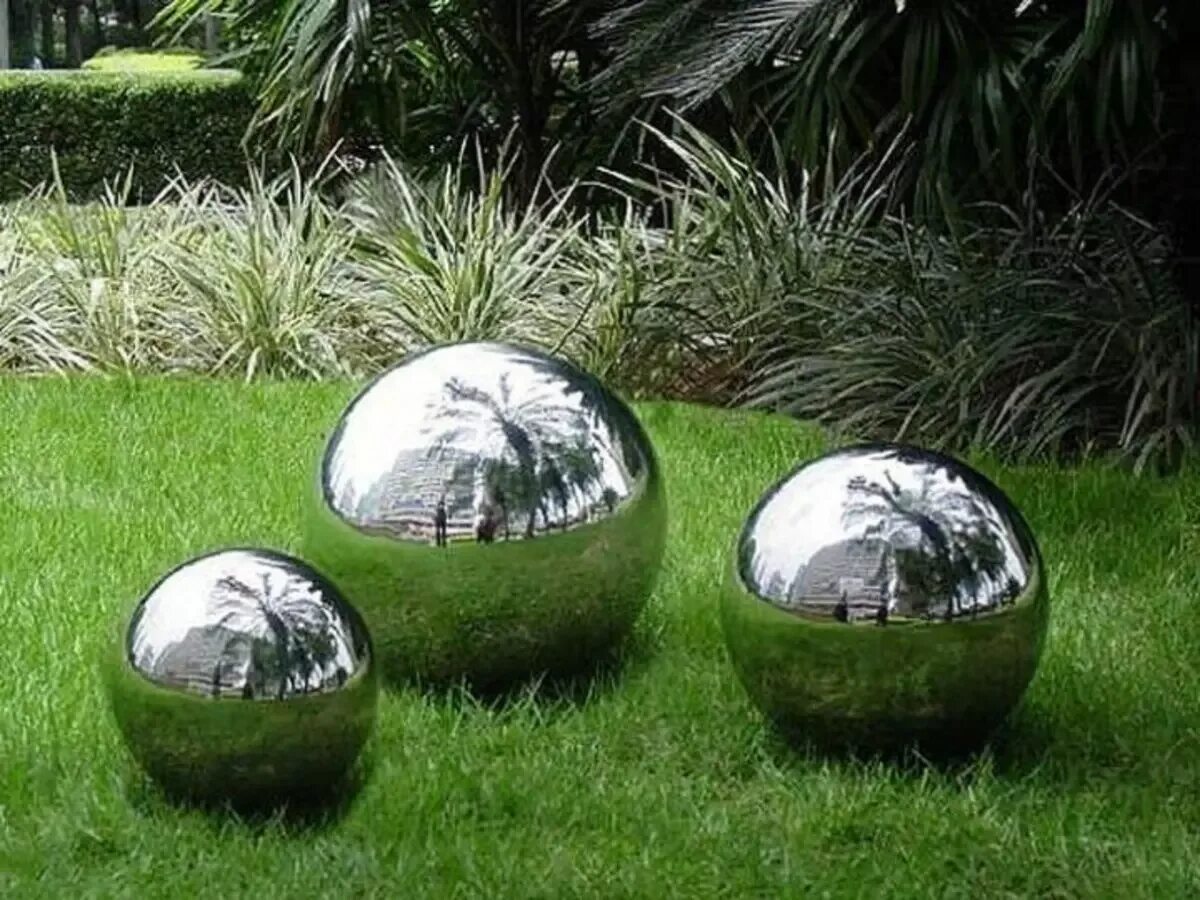 Шары для сада своими руками. Декоративные шары для сада. Декоративные шары для ландшафта. Декоративный шар для сада. Бетонные шары для сада.