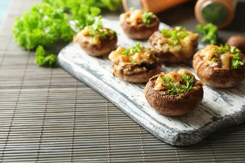 Запечь шампиньоны с сыром и чесноком. Фаршированные грибы шампиньоны. запечённые грибы шампиньоны фаршированные. фаршированные грибочки шампиньоны.