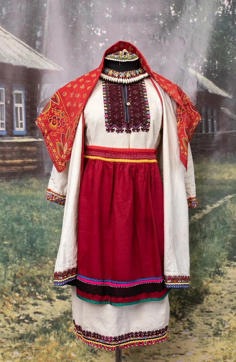 Русский этнографический музей костюмы народов россии. Одежда народов поволжья. Костюмы поволжья мордовский. Народный костюм поволжья. Одежда народов поволжья.