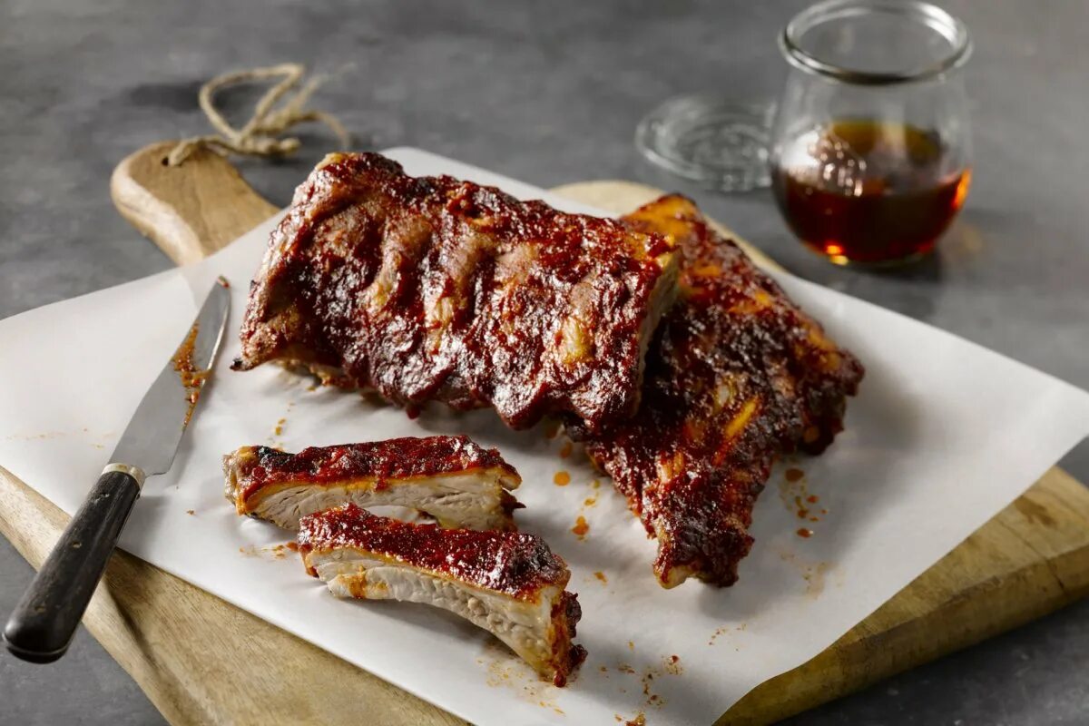 Праздничные свиные ребрышки. Свиные рёбрышки spare ribs. бараньи ребрышки сувид. ребра bbq в духовке. свиные ребра в соусе барбекю.