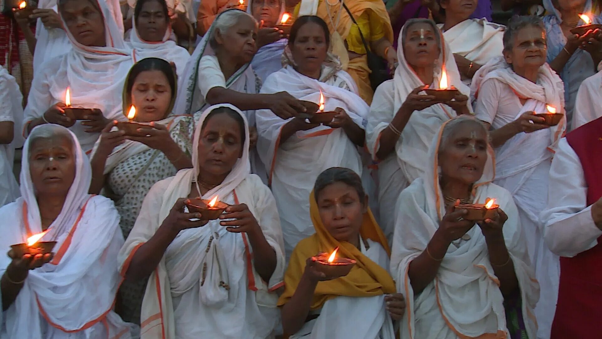 город вдов в индии вриндаван. белая женщина в индии. город вдов в индии вриндаван. вдовы в индии. вдовы в индии.